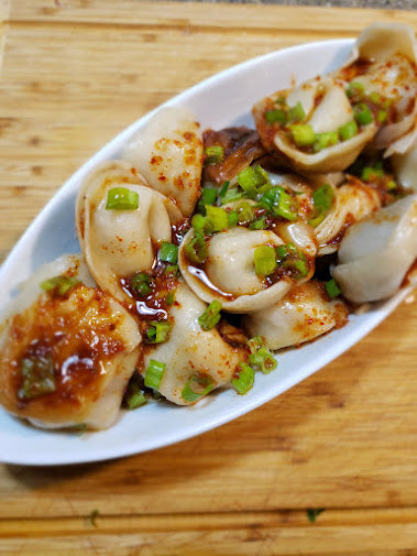 Big box of 30 steamed dumplings with dipping sauces